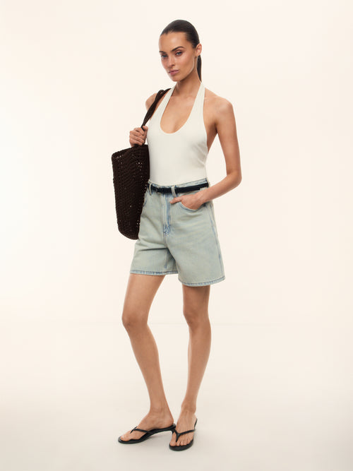 شورت من الدنيم بقصة واسعة تضيق تدريجيًا