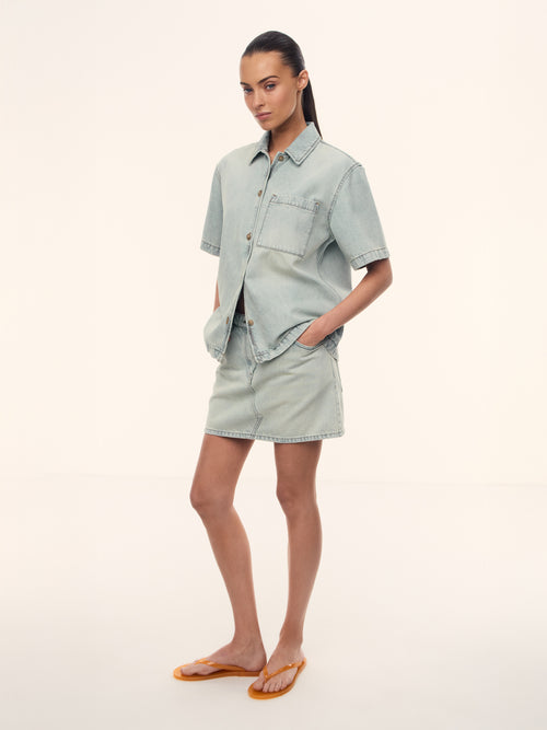 قميص بولينج من الدنيم