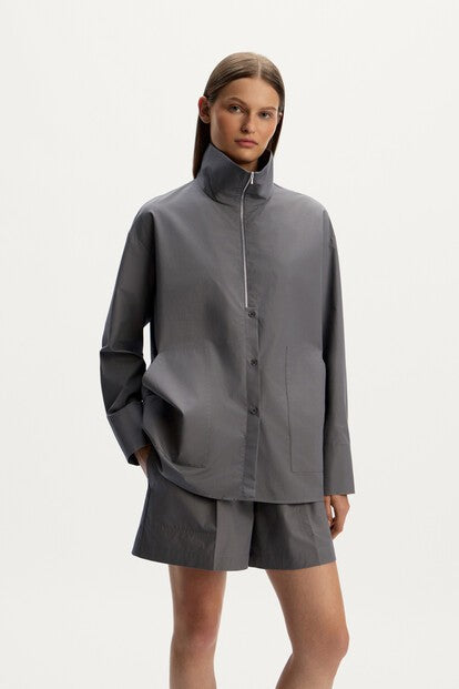 قميص من القطن بياقة مزودة بسحاب