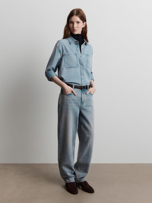 بنطال جينز بقصة واسعة عند الساقين