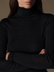 بلوزة أمجا بياقة عالية وملفوفة من الصوف والحرير