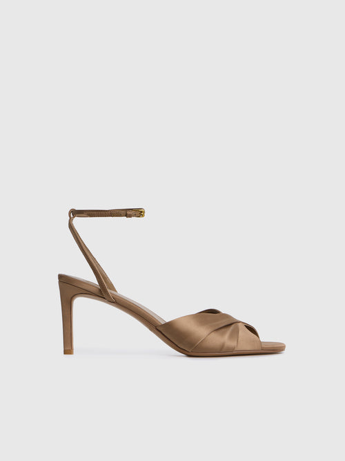 صندل من الحرير بنمط ملفوف